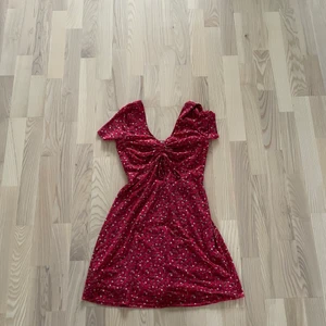 Sommar klänning 100 kr - Detta är en sommarklänning ifrån hollister i storlek S som framhäver midjan på ett fint sätt med en knytning vid bysten 