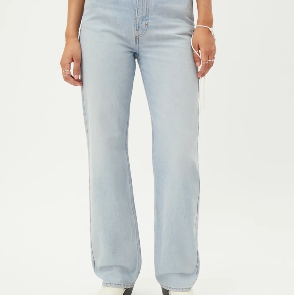 Säljer dessa Weekday jeans pga blivit försmå… Endast använda 2 gånger så ser i princip helt nya!. Jeans & Byxor.