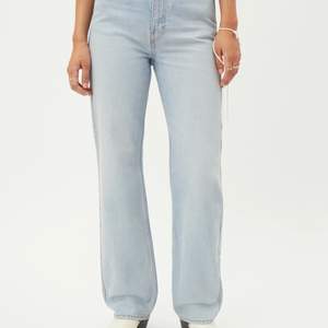Säljer dessa Weekday jeans pga blivit försmå… Endast använda 2 gånger så ser i princip helt nya!