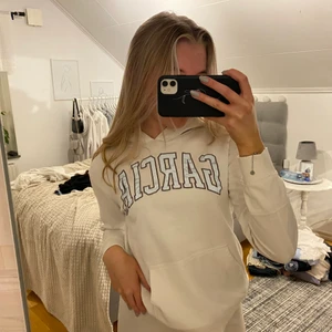 Garcia Hoodie - Säljer en vit hoodie från Gracia. Texten är med reflex och säljer då den börjar bli för liten för mig.   Superfin och jättebra material, säljer för 100kr😊
