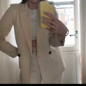 Blazer  - Säljer denna superfina blazer i beige🤩 använd fåtal gånger och i jättefint skick!