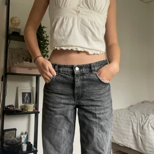 Zara jeans - Säljer dessa jätte trendiga midrise Zara jeansen i grå!! De är lite förstora på mig som oftast är 34💗 Vill även tillägga att de är avklippta längst ner, skriv privat för mer info💗Buda i kommentarerna eller köp direkt för 650kr+frakt!