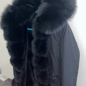 Fatima parka jacka😍 - En av mina favorit jacka tänker jag att sälja pågrund av att den inte kommer till användning längre. Köpt förra året använt den cirka halva vintern. Inga skador (Äkta päls) jätte härlig jacka! Köpt för 4000 säljer för 2500💕💕(lånad bild kan visa bilder privat)