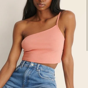 Topp - Säljer denna rosa topp från NAKD i storlek XS, säljer då den inte riktigt passade mig därav finns lapp kvar! 💞 (frakt ingår i priset)