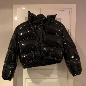 Vinyl jacka  - Snygg vinyl jacka som tuvärr ej kommer till användning kort i modellen i stolek 40 från prettylittelthing är svart 