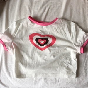 topp - kort topp med hjärta och rosa ringningar💓aldrig använd eftersom den var lite för liten för mig :))