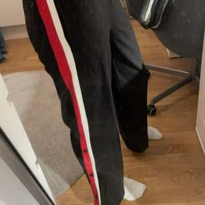 Dessa svarta och randiga byxor är från en affär i turkiet som heter LC waikiki. De har fickor och knappar längst ner vid benen som går att öppna. Jag är 166cm och dom år lite korta för mig. Använd fåtal gånger💕 köparen står för frakten⚡️