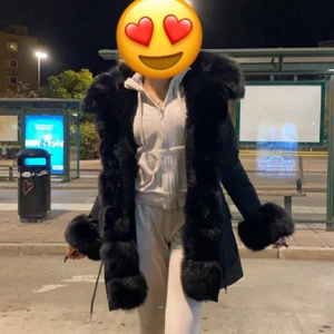 Fatima parka jacka  - Fatima parka jacka, Storlek XS/S. ( Riktigt päls ) Använd endast en vinter. Tjejen på bilden är 168/169 cm lång och den täcker rumpan och lite mer. Avtagbar päls, på både luva och vid sidan av dragkedjan. Kan också användas som en vår/höst jacka, när man tagit av pälsen. 