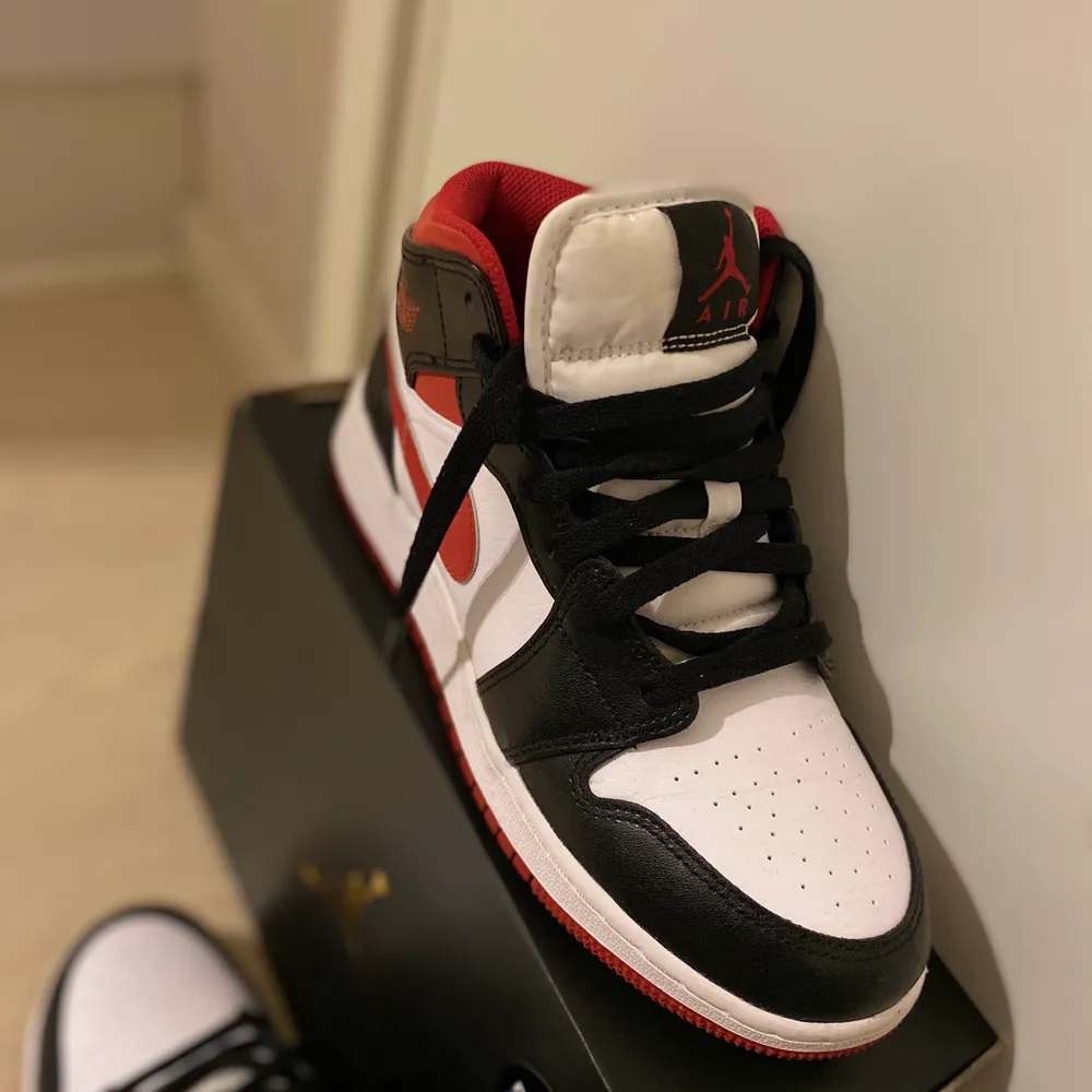 AIR JORDANS 1 MID (GS) i färgen WHITE/GYM RED-BLACK storlek 38,5 EUR / Helt nya, aldrig använt bara provat skorna. Säljer de pågrund av att jag råkat klicka hem fel storlek / Sjukt fina skor och rena från både insidan och utsidan / KVITTO FINNS / Kontakta mig för kvitto eller mer detaljer och bilder om det önskas // Buda i kmt ❣️. Skor.