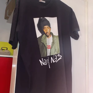 Supreme nasty nas tee - Säljer en Supreme nasty nas tee i strl M . Jätte fint skick. Aldrig använd, men kvitto finns ej. Köptes från Scandinaviumplug för nåt år sedan. Stockx pris: 2700:- mitt pris 2000:- billigare vid snabb affär. Annars är de bara buda på i budgivningen