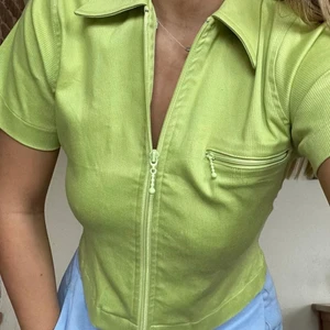 Limegrön vintage polo - Limegrön vintage polo med dragkedja, figursydd och slutar ovanför naveln.🍀 Storlek: S 250kr
