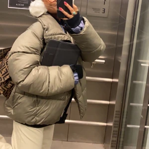 Grön jacka  - Säljer denna gröna jacka från H&M, frakt tillkommer 🦋🦋