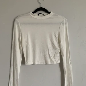 Långärmad tröja  - Säljer denna vita långärmade tröjan i storlek XS, köpt på shein, aldrig använd⚡️ dock så är den väldigt tunn⚡️