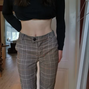 rutiga kostymbyxor - skitnsygga rutiga kostymbyxor, varit favoriter men har blivit för stora. lite mer low waist men håller upp dem för att visa hur de sitter. väl använda men i väldigt gott skick! smalnar av mot benen 