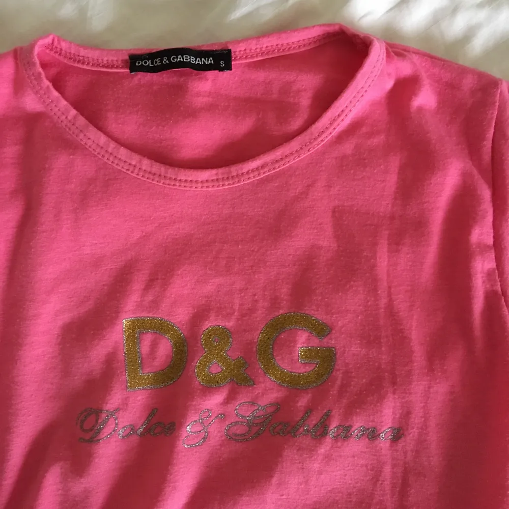 Världens sötaste rosa D&G T-shirt med glittrigt tryck😭 Märkt storlek S men passar bäst XS. T-shirts.
