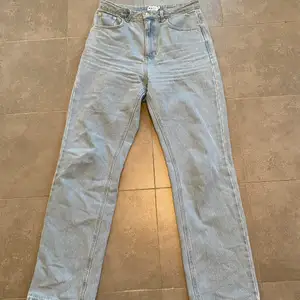 Ljusblåa jeans från Nakd i stl 38, de är lite stora i midjan 