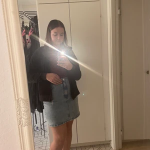 Säljer allt på bilden❤️🍬 - Hej, alla som har hört av sig till mig hör av er igen! Då Plick lagar för mig❤️💿säljer Den svarta hoddie tröjan på bilden❤️