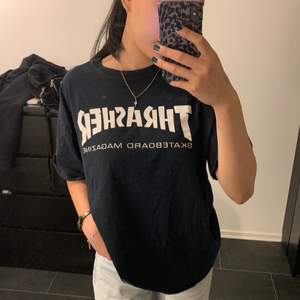 Thrasher t-shirt i strl M (har tvättat den mindre, den var mer L från början), köpt i Paris för 499kr. Säljer den för 170 inkl frakt 💕 Säljer även den med Eld-flammor i strl S 🔥