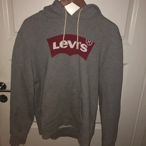 Levis hoodie  - En grå klassisk hoodie med Levis loggan på bröstet. Den är i perfekt skick då den nästan aldrig har använts . Säljs pga att den aldrig riktigt passade mig, storleken är M. Sälj för bara 100!