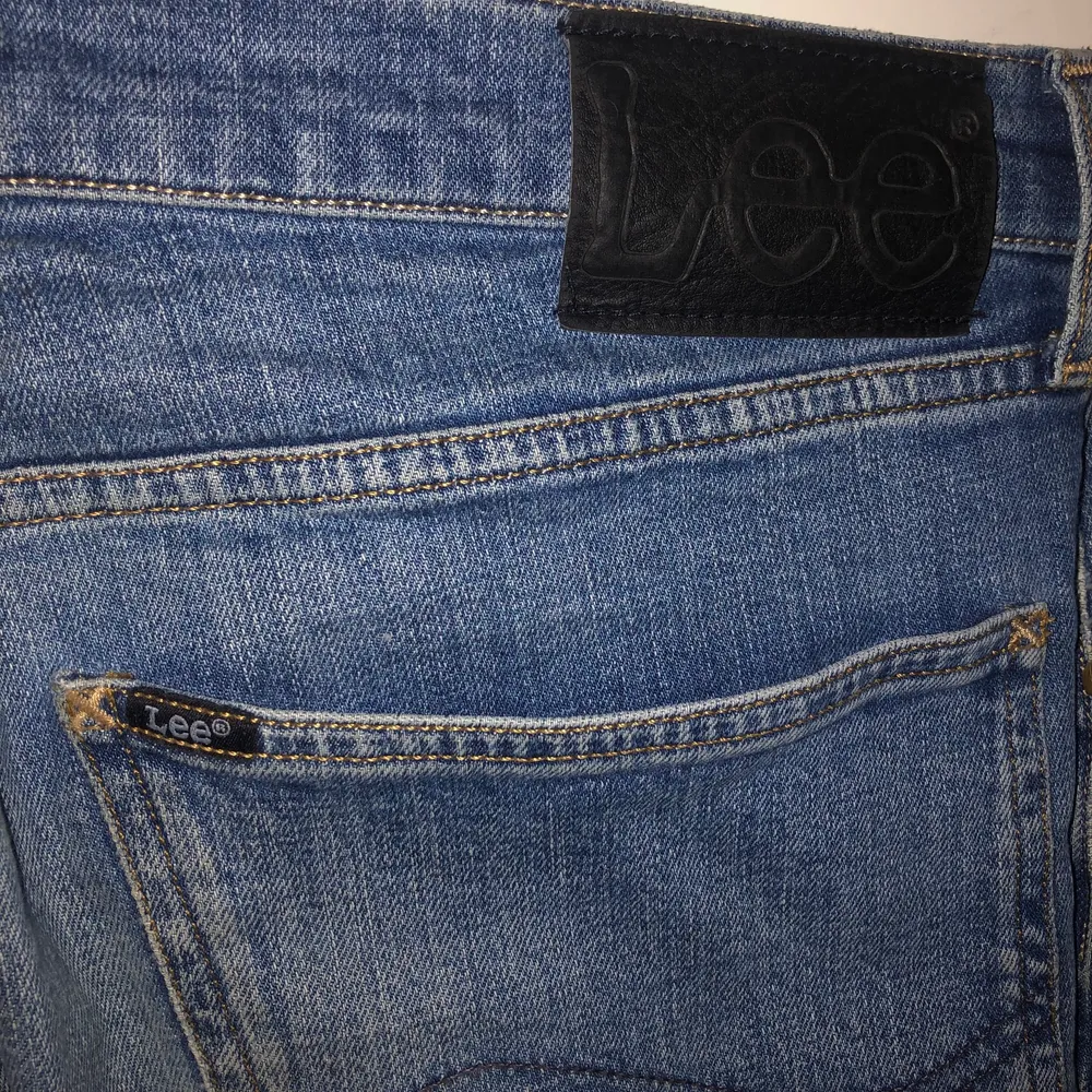 Snygga blåa jeans från Lee som varken är för ”baggy” eller ”skinny” utan en straight fit. Köpta för 1200kr men säljs för ändats 150! Storleken är W32 L34. . Jeans & Byxor.