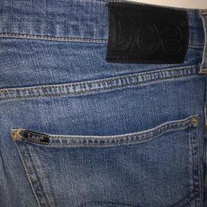 Snygga blåa jeans från Lee som varken är för ”baggy” eller ”skinny” utan en straight fit. Köpta för 1200kr men säljs för ändats 150! Storleken är W32 L34. 