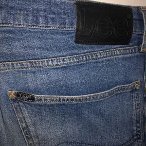 Snygga blåa jeans från Lee som varken är för ”baggy” eller ”skinny” utan en straight fit. Köpta för 1200kr men säljs för ändats 150! Storleken är W32 L34. 