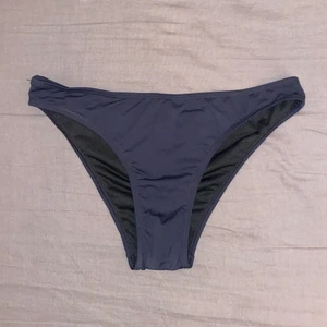 Svarta bikinitrosor - Svarta vanliga bikinitrosor i storlek 34. Använda några gånger men är i fint skick. Kan fraktas. Priset kan diskuteras❤️❤️