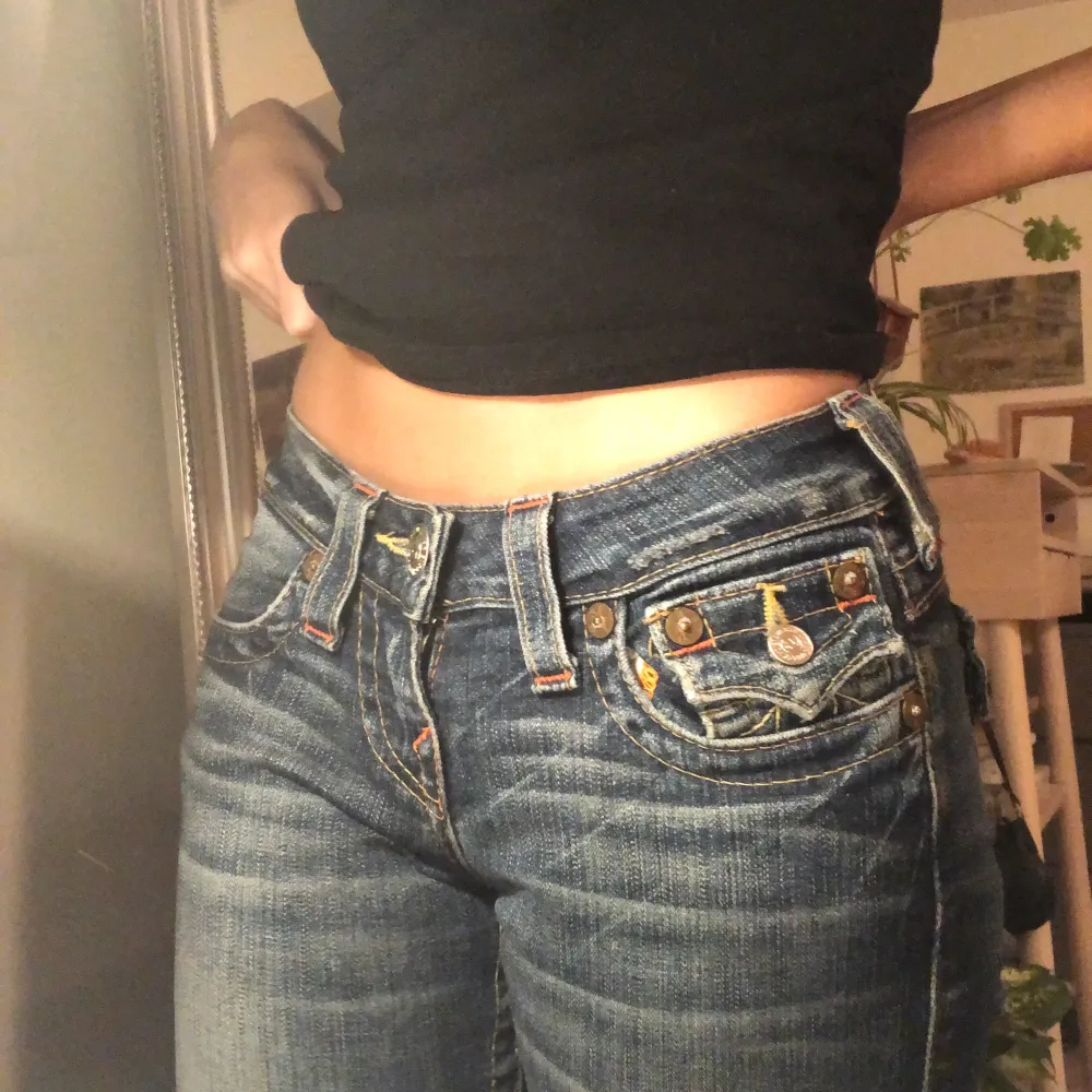 Ett par ursnygga och trendiga lågmidjade jeans från true religion! Passar mig som vanligtvis 24-25 i midjan i jeans💕💕 Jag är 166 cm lång! Skriv för mer detaljer eller fler bilder🌸. Jeans & Byxor.
