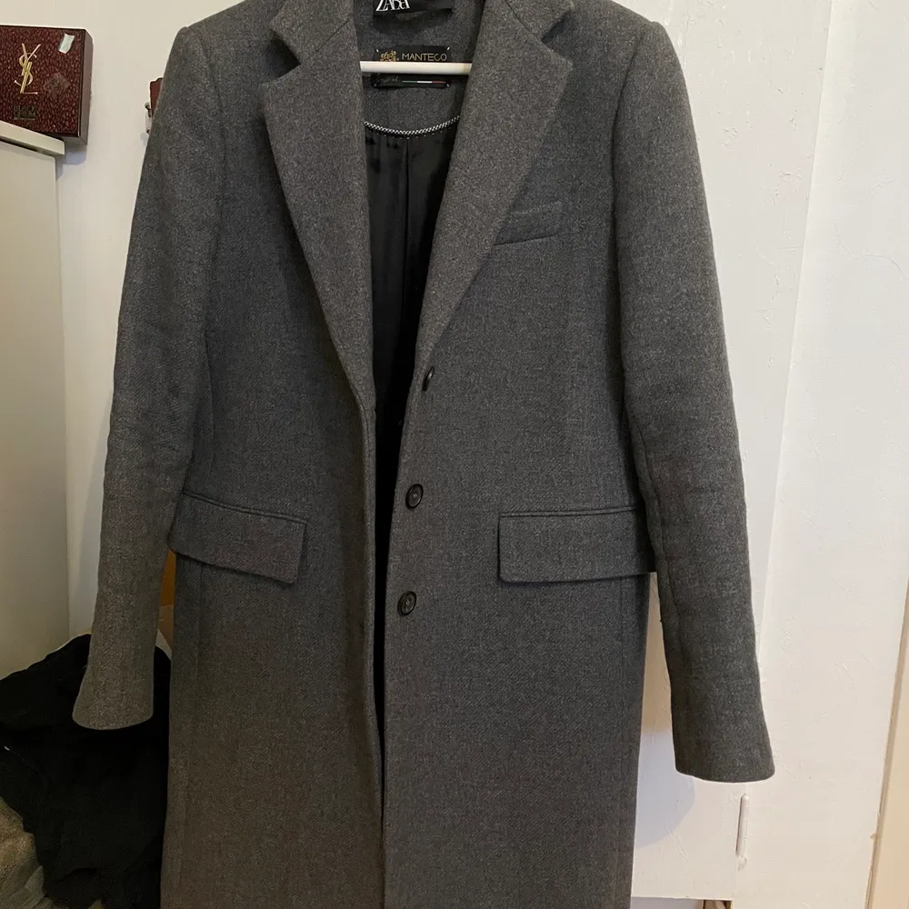 En jättefin grå kappa från Zara, knappt använd. Säljer då jag tycker den är lite tajt för mig. Skulle mer säga att det är en S så liten i storlek. Köpt för 1299kr💕. Jackor.