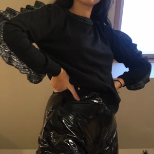 Guess stickad tröja  - Väldigt bekväm och festlig stickad tröja från Guess💃🏻  Silver-volanger på ärmarna (snyggt!) Frakt ingår ej i angivet pris