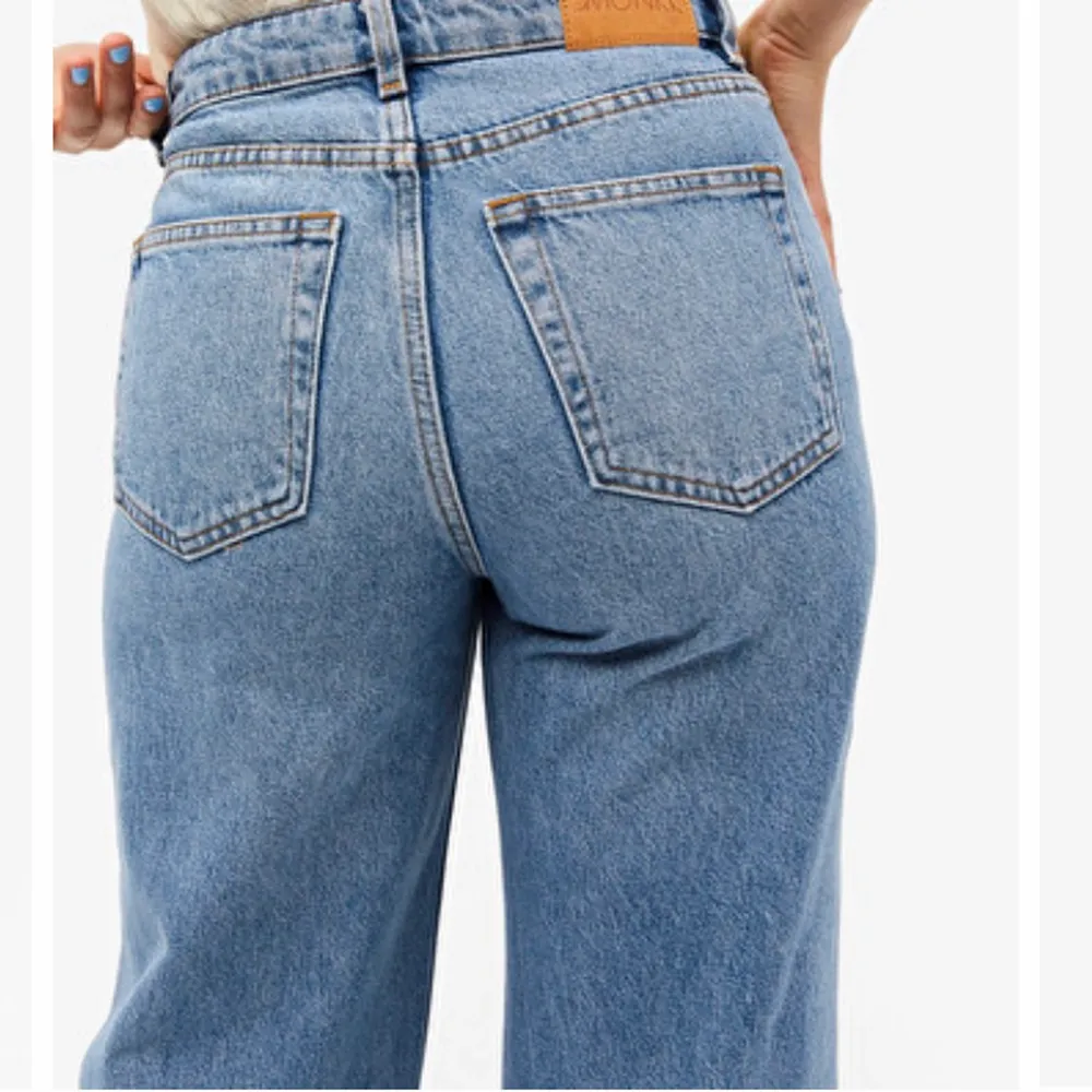 Säljer dessa otroligt snygga trendiga jeans från Monki, då jag har absolut för många jeans för att få plats i min garderob 😪.  Använda max 4 gånger. Priset kan diskuteras vid snabb affär. Kan mötas upp i Stockholm eller frakta, men då står ni för frakten själva. 💗 Skriv för flera bilder / information :). Jeans & Byxor.