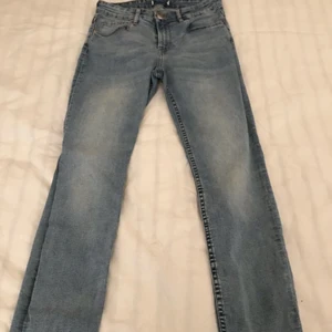 KLASSISKA BLÅA JEANS - Säljer ett par klassiska blåa jeans som är i bra skick! Lappen saknas endast men det är inget som orsakar problem. De är super snygga!