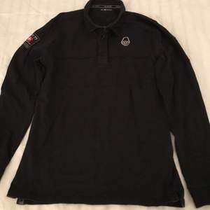 !!Intressekoll!! På en svart vintage Sail Racing tröja. Den är i befintligt skick men är perfekt för att använda. De säljs nya för runt 1000 kr då det är ett billigt märke men kan kanske sälja för över 299 kr. 