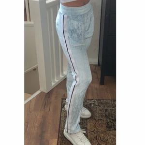 Palm Angels byxor - Intressekoll på mina Palm Angels byxor. Första bilden är min och dom andra två lånade. Jag är ca 169 cm lång. Köpta på Plick och förra ägaren köpte dom på farfetch för 5600. Lite defekter men inget större eller märkvärdigt, skriv för bild på det. Kom med bud privat vid intresse eller vid frågor:))