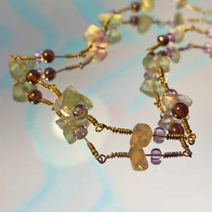 Ett handgjort halsband med lila och grönblåa glaspärlor! Frakten ingår i priset, och spännet är försilvrat😉❤️ checka min profil för mer!! Puss😘