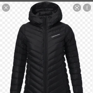 Peak performance jacka  - Peak jacka, säljer för 400kr i storlek m, nypris 2800, kan mötas upp runt malmö eller få ni stå för frakten. BARA SWISCH 