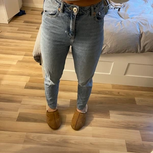 Jeans från lager157  - Snygga jeans från lager 157 med en liten slitning vid gylfen som ni ser på bilden