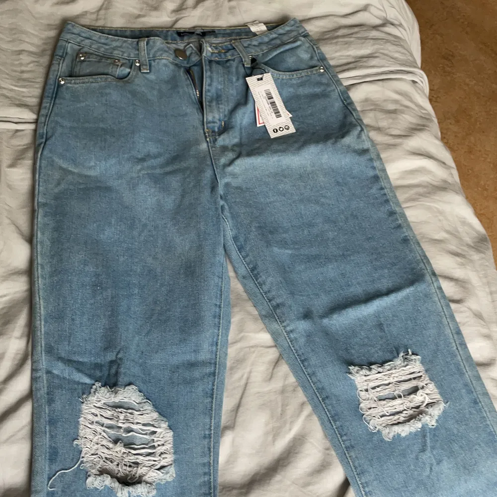 Helt oanvända högmidjade momjeans från boohoo med slitna knän, lappar finns kvar på byxorna. Storlek Uk 10 / M. 💖. Jeans & Byxor.