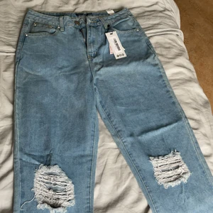 Boohoo highwaist mom jeans - Helt oanvända högmidjade momjeans från boohoo med slitna knän, lappar finns kvar på byxorna. Storlek Uk 10 / M. 💖