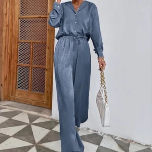 Satin set  - Säljer detta satin inspirerade set i storlek S. Helt nytt, men säljer då skjortan inte satt snyggt på mina axlar. (är bredaxlad). 100 kr + 48 kr frakt.