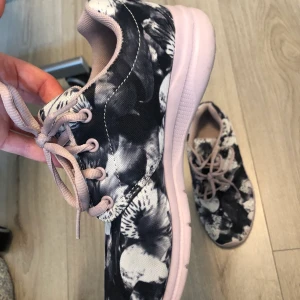 Träningsskor  - Ett par bra träningsskor som jag inte använder längre. Inte alls slitna och ha bara används som ”inne” skor