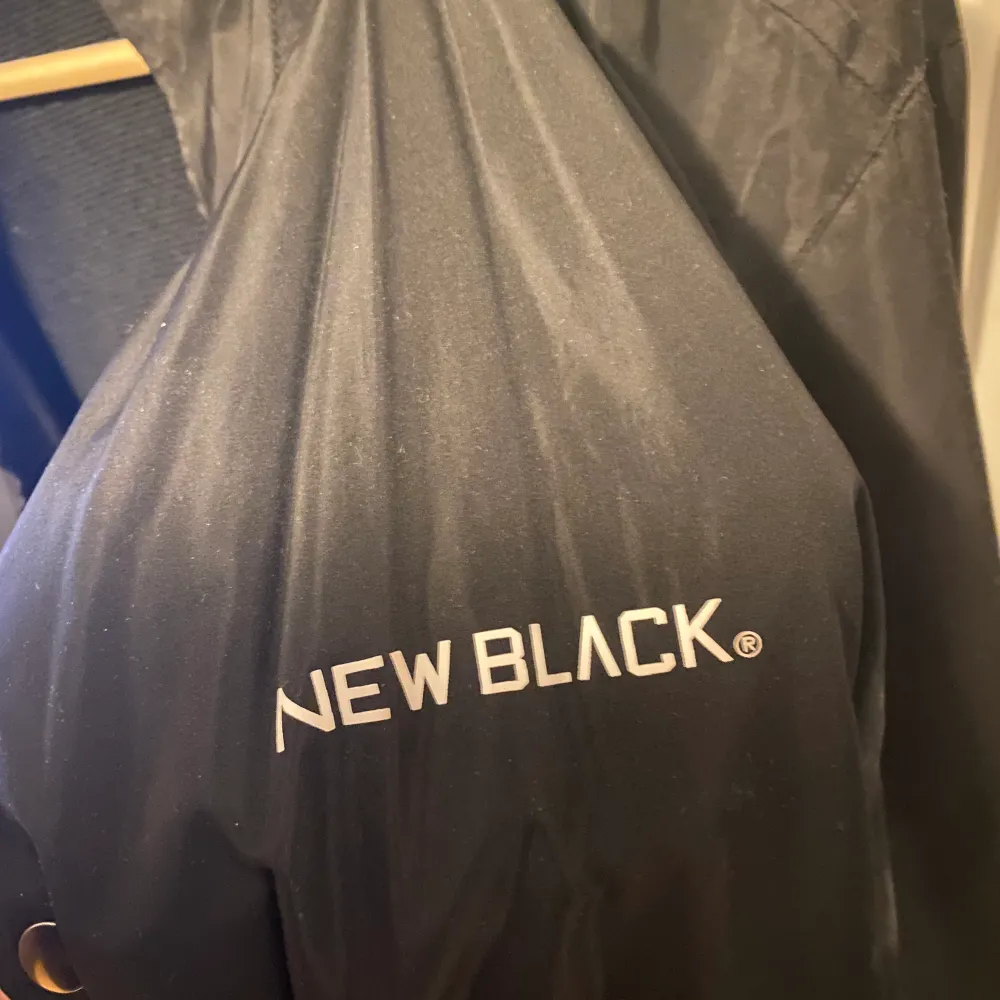 En tunn jacka från märket New Black, köpt på junkyard. L/XL!. Jackor.