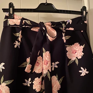 Byxa  - Mycket elegant byxa, svart blommig, storlek 40, bra skick.