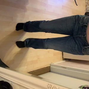 Bootcut jeans - Hej jag säljer dessa bootcut jeans från diesel de är som storlek S, de passar mig på längden som är 172 cm lång. Säljer dem för att jag inte trivs i hur min kropp ser ut i dem, har väldigt svårt att hitta kläder jag känner mig bekväm i. 