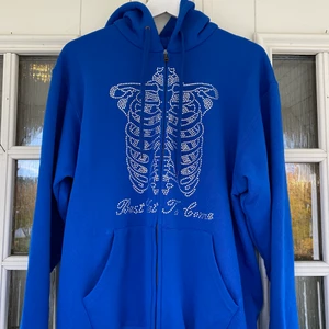 RHINESTONE HOODIE - !!HELT NY!! Köpt via instagram, säljer då jag tyvärr inte har fått användning av den. Så fin färg, syns bäst på andra bilden 💙 Tröjan är i L men passar allt från xs-l, jag på första bilden är 170 ☺️ Köparen står för frakt på 66kr, spårbar 📦 