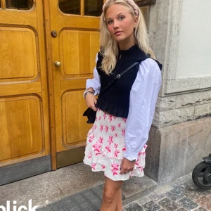Loavies kjol - Säljer min superfina kjol från loavies✨ Köpt i våras för 350kr säljer för 100kr💞 I perfekt skick aldrig använd🧸Lånad bild!