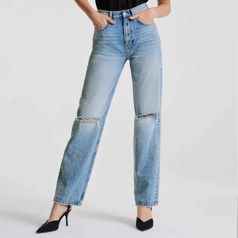 Blåa 90s high waist jeans med slitning från Gina Tricot, nyköpta sparsamt använda. Långa som går ner en bit över skorna (jag är 175cm lång).   Tvättats en gång sen köp.  Nypris: 499  #ginatricot . Jeans & Byxor.