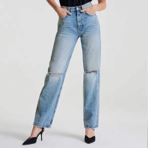 Blåa 90s high waist jeans med slitning från Gina Tricot, nyköpta sparsamt använda. Långa som går ner en bit över skorna (jag är 175cm lång).   Tvättats en gång sen köp.  Nypris: 499  #ginatricot 