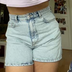 Jeans shorts från Gina tricot som är slutsålda i storlek 30-40. Säljer dessa då de aldrig kom till användning under sommaren eller överhuvudtaget och är nu för stora. Nypris ca 500kr säljer dem för 250 nu eftersom säsongen inte längre är så tillgänglig :)