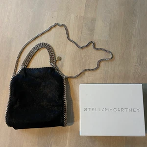 Stella McCartney väska - Nu har det blivit dags att sälja min älskade stella väska! Den är i modellen falabella mini svart med guldkedjor! Ser näst intill oanvänd ut förrutom lite slitning på stella loggan (bild 2). Nypris ligger på ca 7900kr! 💕💕